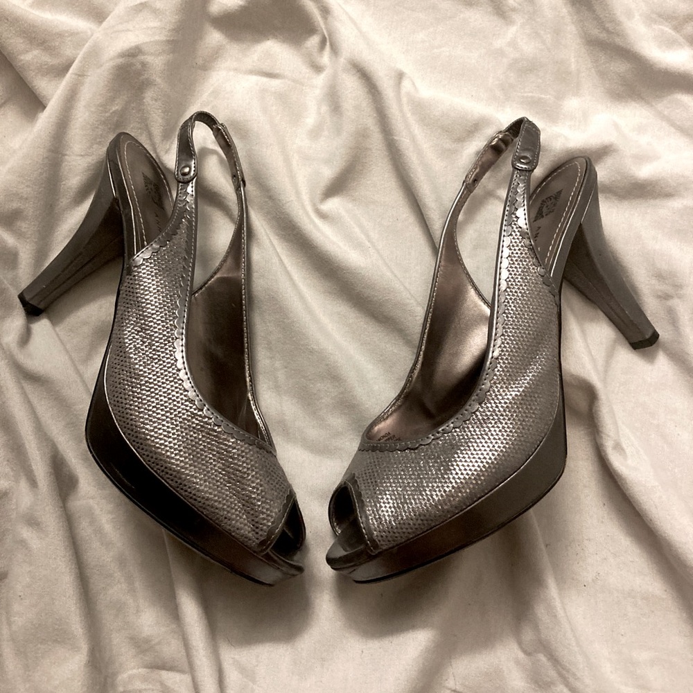 ANNE KLEIN silver sling back peep toe pumps! Women size 9